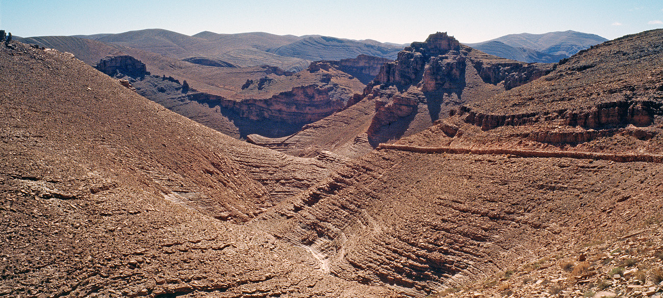 mar04_6_027al1022 pano.jpg - Sud Ouest, octobre-novembre 2004 canyon des amandiers Nous avans quitté le canyon. Après le passage du col, redescente vers de nouvelles merveilles Ektachrome 100 GX